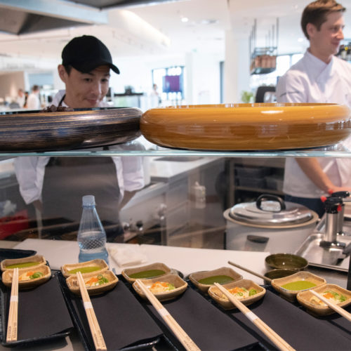 Original japanische Esskultur bietet die Sushi-Bar.