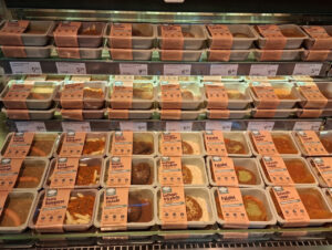 Die Portionen wiegen 400 bis 500 Gramm und kosten je nach Gericht 5,49, 6,49 oder 9,99 Euro