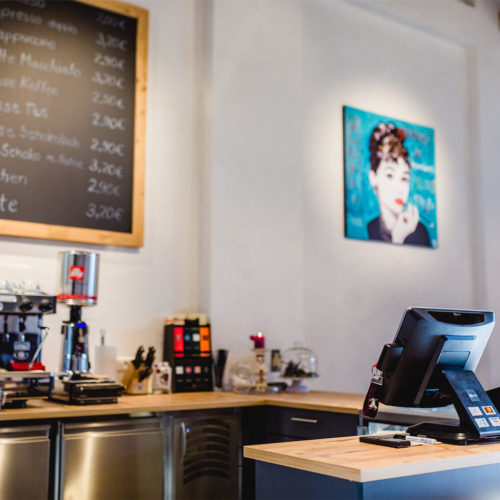 Das gastronomische Angebot soll Kunden zu Kaffee und Kuchen in den Laden locken.