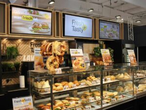 Backshop-Bereich an der Shell-Tankstelle in Flensburg mit dem „Fresh + Tasty