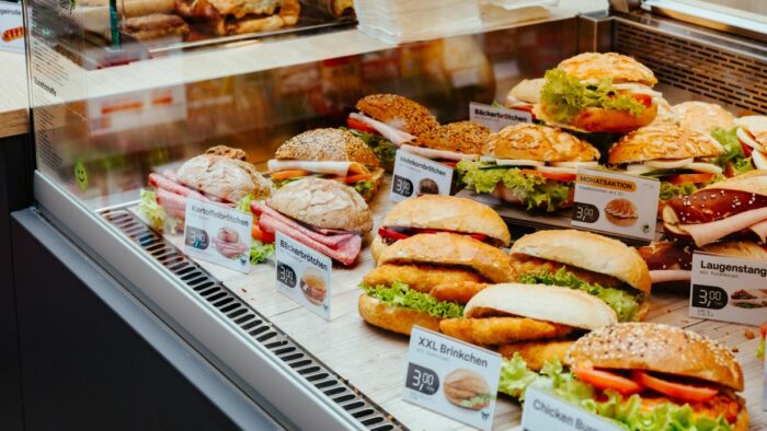 Frisch und attraktiv präsentiert: Knusprige Brötchen im Foodservice-Angebot von „Fresh + Tasty“