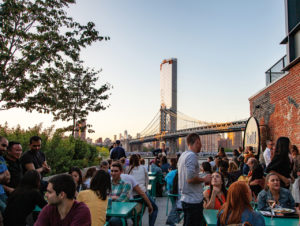 Die Rooftop-Terrasse mit Blick auf Manhattan und die Brooklyn Bridge 