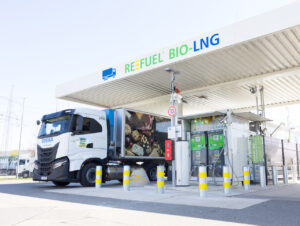 Bis Ende 2025 will die Edeka Minden-Hannover ihre Lkw-Flotte – rund 700 Fahrzeuge – auf LNG-Fahrzeuge des Herstellers Iveco umstellen und zu 100 Prozent mit Bio-LNG betreiben. Aktuell sind bei der Edeka Minden-Hannover rund 80 LNG-Fahrzeuge im Einsatz