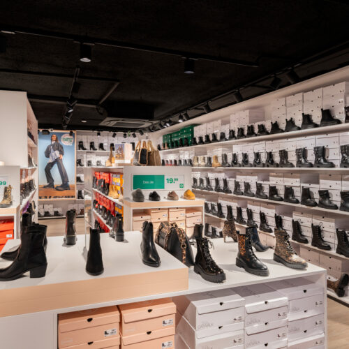 Die Deichmann-typische Schuhwand in  der Filiale in Platja D'Aro