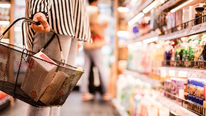 Fast alle deutschen Verbraucher:innen spüren, dass das Einkaufen im Supermarkt teurer geworden ist. Fast alle deutschen Verbraucher:innen spüren, dass das Einkaufen im Supermarkt teurer geworden ist.