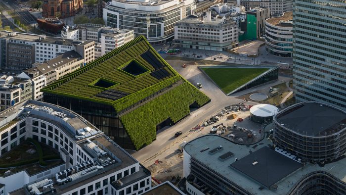 Grün statt Betongrau: Der Kö-Bogen II, bepflanzt mit heimischer Hainbuchenhecke, gilt als größte Grünfassade Europas.