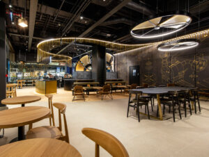 Starbucks hat den Industriecharme des Gebäudes mit seinen Art-déco-Elementen erfasst und in seiner Filiale mit einem ganz eigenen Design konsequent fortgeführt.