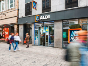 Discounter, wie hier Aldi Süd auf der Flinger Straße in Düsseldorf, nehmen die Innenstädte in den Blick.