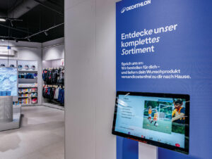 Decathlon sucht gezielt Standorte in deutschen Fußgängerzonen. Über digitale Touchpoints können die Kunden auf das gesamte Sortiment zugreifen