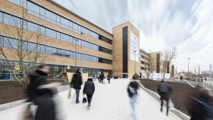 Der neue Zugang zu Rewe, Lidl und Müller belebt erstmals seit Jahren das Erdgeschoss des denkmalgeschützten Neufert-Baus.