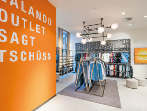 Lokale Ansprache, komfortable Atmosphäre mit Teppich und individuellem Beleuchtungsdesign in den Zalando-Outlets, hier in Münster 