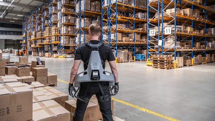 Smarter Rucksack: Das vollständig von Augmented AI gesteuerte Exoskelett „Exia“ unterstützt den Mitarbeiter beim Heben schwerer Lasten