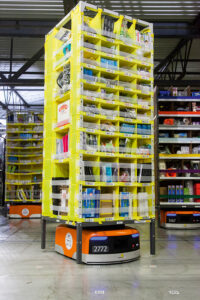 Automatischer Transport im Amazon-Lager. Weltweit hat der Onlinehändler fast 800.000 Roboter im Einsatz