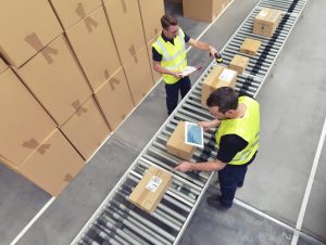 Logistikprozesse auszulagern, kann Retailer dabei unterstützen, Kosten zu sparen.