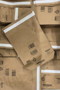 Amazon setzt auf flexible papierbasierte Versandumschläge und -tüten.