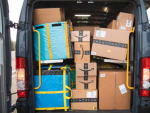 Dank neuer Verpackungsmaschinen kann Amazon jetzt mehr Sendungen mit weniger Fahrzeugen transportieren