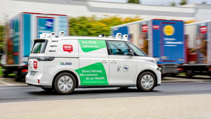 Der VW ID Buzz im Branding des Rewe Lieferservice fährt hochautomatisiert durch Bochum.