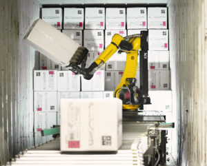 Der Rocky One fährt autonom in den Überseecontainer ein, analysiert Größe und Form der Pakete und entlädt die Kartons.