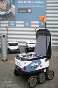 Ein Rewe-Lieferroboter kurz vor der Fahrt: Im Innenraum finden frische Produkte Platz für die Zustellung im Stadtgebiet.