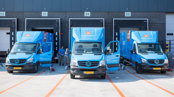 Im neuen Hamburger Logistikzentrum sind eigens umgebaute Transportfahrzeuge von VW und Ford im Einsatz 