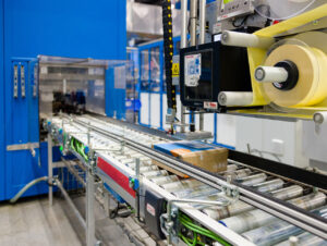 Automatisierte Förder- und Etikettieranlage im Zentrallager Tilburg: 90 Prozent aller Bestellungen werden in Tilburg vollautomatisch verpackt