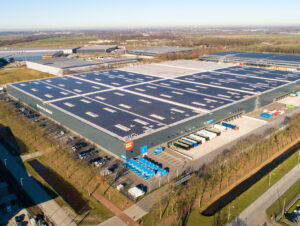 Das Zentrallager im niederländischen Tilburg umfasst 88.000 qm und hat ein großes Solardach