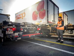 Umladung von Coop-Produkten von Zug auf Lastwagen im neuen Eisenbahn-Hub.
