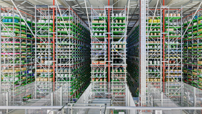 Bis unter die Hallendecke gestapelt: Das vollautomatische Hochregallager bietet auf engstem Raum maximale Lagerkapazität für Trockenware