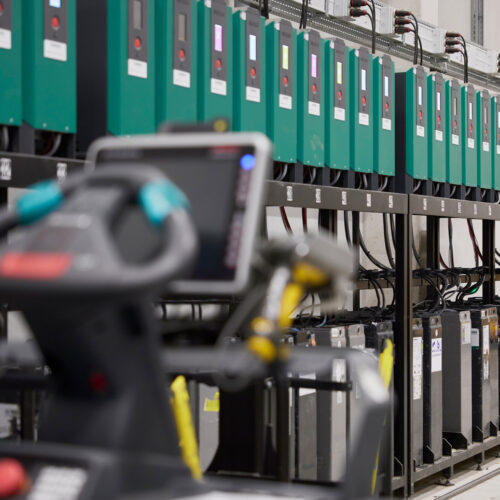 Batterien der elektrischen Flurförderzeuge an der zentralen Ladestation 