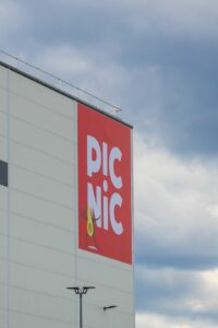 Picnic-Logo an der Außenseite des neuen Fulfillment-Centers in Oberhausen