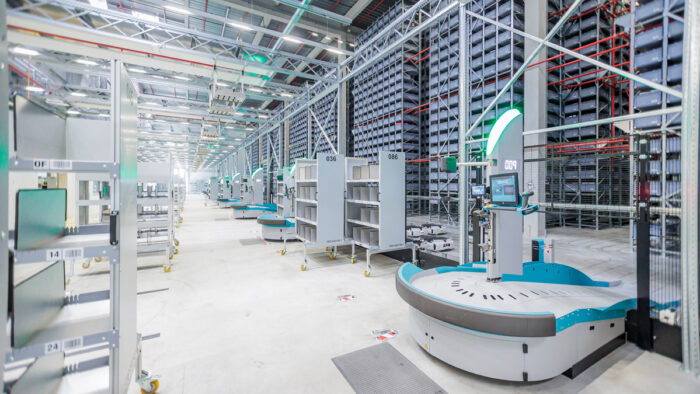 Blick in die Kommissionierhalle des Deichmann-Logistikzentrums Luterbach: Vor den automatischen Lagerregalen bewegen sich autonome Roboter zwischen den Kommissionierwagen