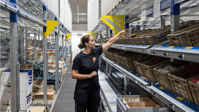 Bei der Kommissionierung mit dem Pick-by-Light-Verfahren werden Leuchten und Displays eingesetzt, die das Lagerpersonal visuell unterstützen