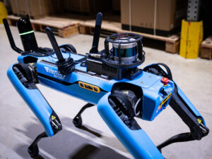 Der mobile Roboter „Spot“ von Boston Dynamics erfasst bei der Vermessung des Lagers Sensor- und Kameradaten