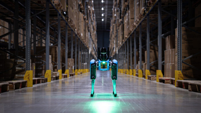 Der Roboter „Spot“ soll die Durchlaufzeiten im Lager um 
20-30 Prozent verkürzen