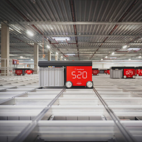 Ein Autostore-Roboter fährt auf dem Lagergrid über die Behälterstellplätze