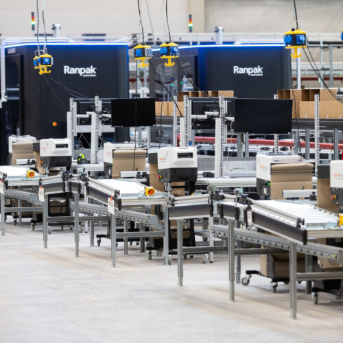 Verpackungsmaschinen verarbeiten Kartonagen für den Versand, wenn das Format es zulässt