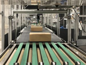 Seit 2021 ist im Logistikzentrum Dorsten das Verpackungssystem CartonWrap des italienischen Herstellers CMC im Einsatz.