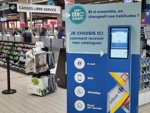 Um möglichst viele Nutzer:innen zu generieren, promotete Carrefour das neue Werbeangebot am POS.