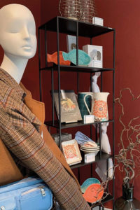 Bei Leffers in Oldenburg sind begleitende Lifestyle-Artikel konsequent in die Fashion-Sortimente integriert