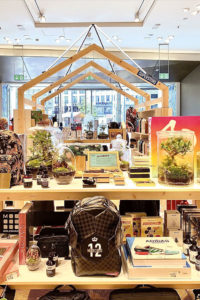 Modulares Shop-in-Shop-Konzept „Superstore“ mit einem speziellen Sortiment von Lifestyle-Artikeln bei Breuninger in Düsseldorf