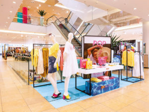 Bei Peek & Cloppenburg, Düsseldorf wird im Rahmen eines Pop-up-Konzepts ein zum jeweiligen Thema passender Marken- und Warenmix in einem Ambiente präsentiert, das sich im Visual Merchandising deutlich abhebt – hier das Hochsommer- Thema 2019 „Be active“