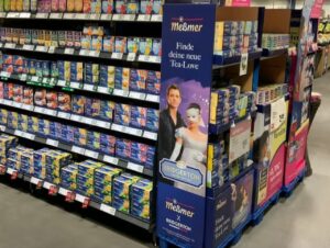 Die Limited Edition von Meßmer inszeniert Bridgerton direkt am POS und nutzt die Serienästhetik gezielt zur Ansprache neuer Zielgruppen.