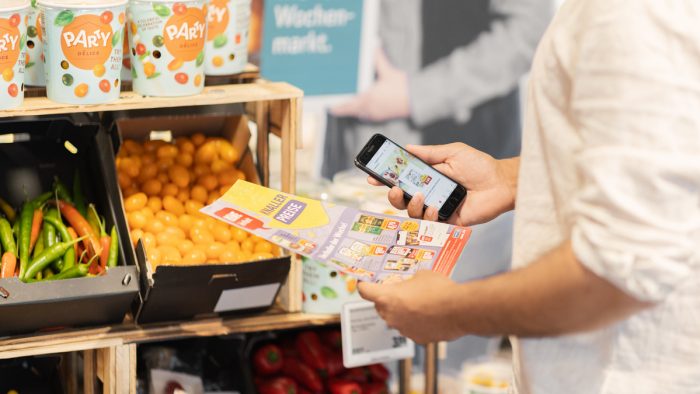 Als erster deutscher Lebensmitteleinzelhändler will Rewe zum Sommer 2023 ganz auf Handzettel-Reklame verzichten.