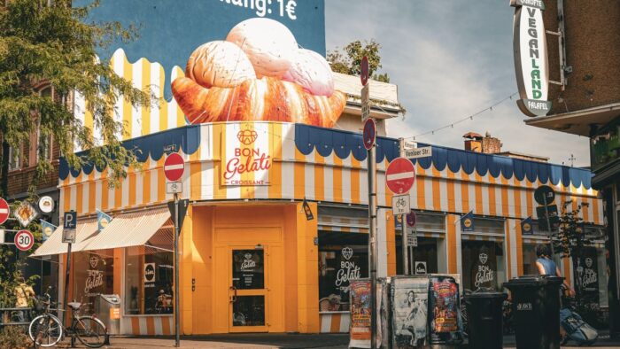 Eigens für die viertägige Pop-up-Aktion hat Lidl ein Ladenlokal in Köln-Ehrenfeld im eigenen Corporate Design umgestaltet.