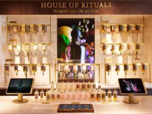 Parfumausstellung zusammen mit Digital-Signage-Elementen im Amsterdamer Flagship von House of Rituals.