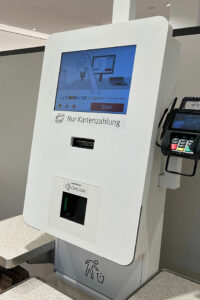 Beim Drogeriemarktunternehmen Rossmann ist die Bezahlung per Lastschriftverfahren auch an der Self-Checkout-Kasse möglich