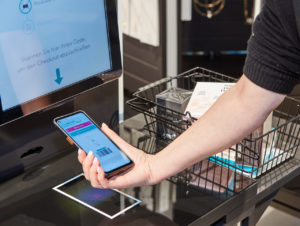 Self-Checkout bei Douglas