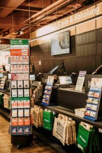 Die neuen Drehsäulen mit den Geschenkkarten sind in den Thalia-Buchhandlungen gut sichtbar im Kassenbereich platziert.