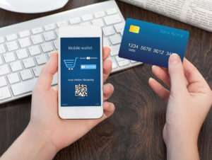 Digitale Wallets wie Click to Pay oder Apple Pay können den Zahlvorgang beschleunigen.