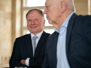 Prof. Dirk Thärichen (links) übergibt zum Jahresende den Vorstandsvorsitz und Aufsichtsratschef Dr. Horst Poldrack (rechts) dankt für über ein Jahrzehnt Engagement